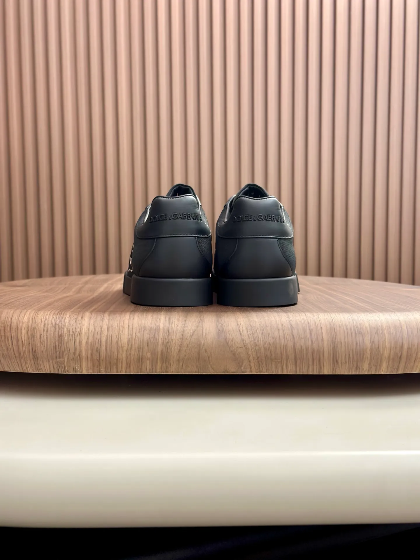 New product 💰800 DG Dolce & Gabbana men's shoes 💰ortofino calfskin sneakers ♞size; 39~44 (customized 38.45.46) Iconic men's shoes 💰ortofino series of sneakers, classic and timeless style, now presented with fashionable details. The calfskin engraved DG logo is a subtle finishing touch. Men's shoes💰ortofino calfskin sneakers: